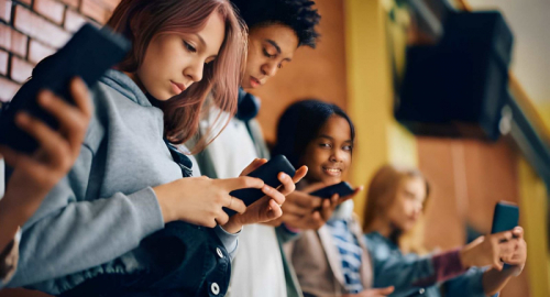 Francia, stop al divieto social under 15: cosa cambia